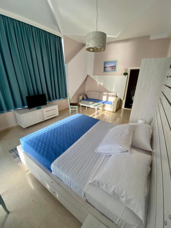 Postel nebo postele na pokoji v ubytování Saranda Hotel