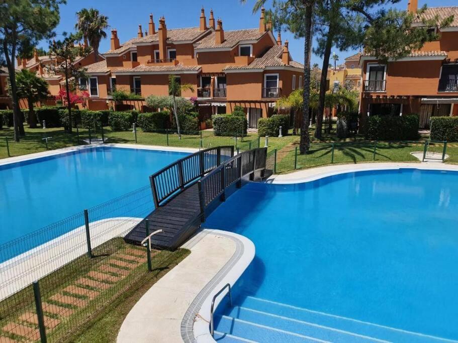 Bazén v ubytování Sol, playa y golf en urbanización de lujo. nebo v jeho okolí