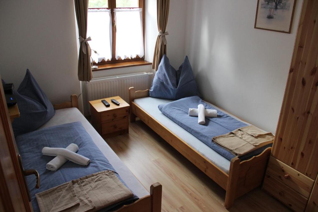 Postel nebo postele na pokoji v ubytování Groppenstein Apartmanház