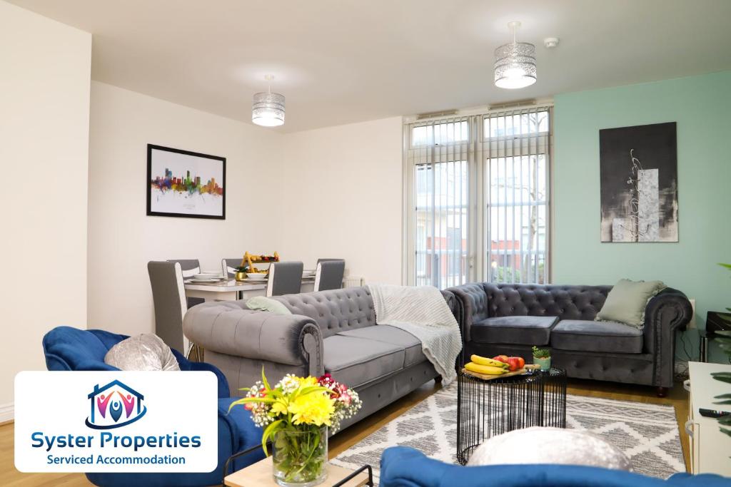 sala de estar con sofá y mesa en Syster Properties Leicester large home for Contractors, Families , Groups en Leicester