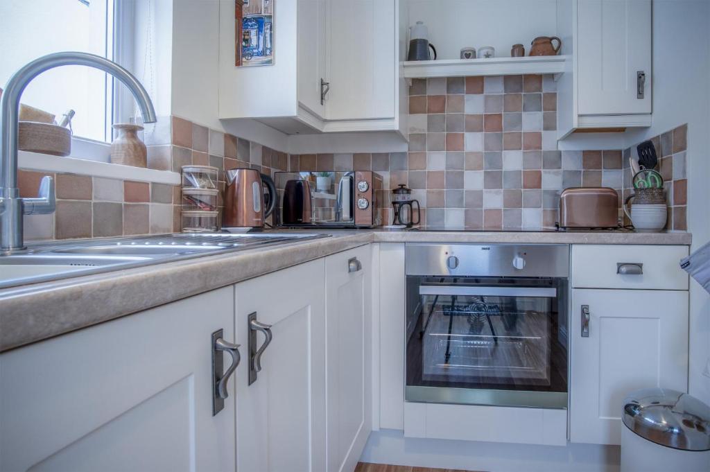 Kuchyň nebo kuchyňský kout v ubytování Shorelands - 1 Bedroom Apartment - Manorbier