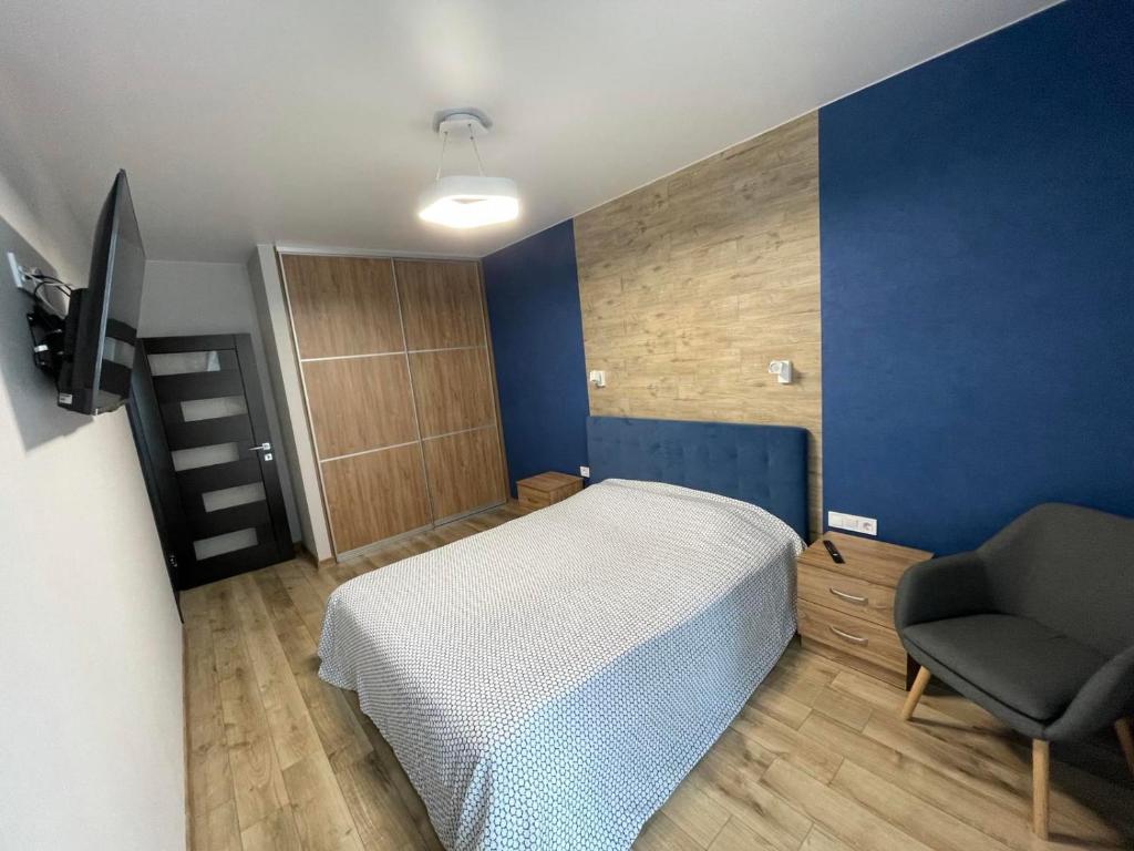 um quarto com uma cama e uma cadeira em Resident Hall em Lviv