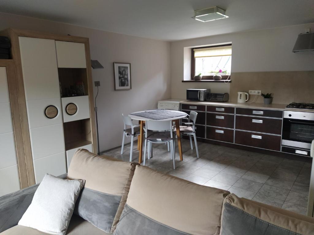 Kuchyňa alebo kuchynka v ubytovaní Apartament z tarasem