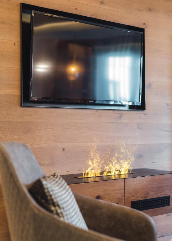 TV a/nebo společenská místnost v ubytování Hotel Alpenroyal