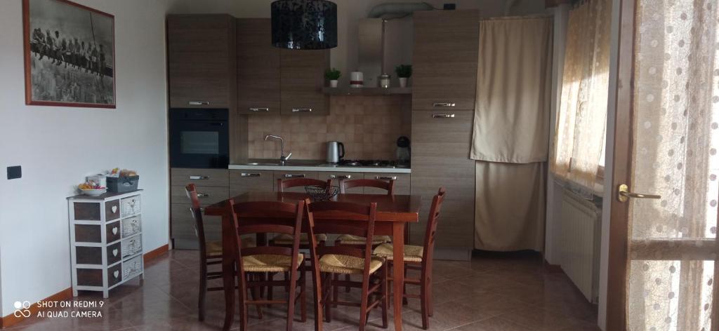 cocina con mesa y sillas en una habitación en Garda View Apartment, en Cavalcaselle