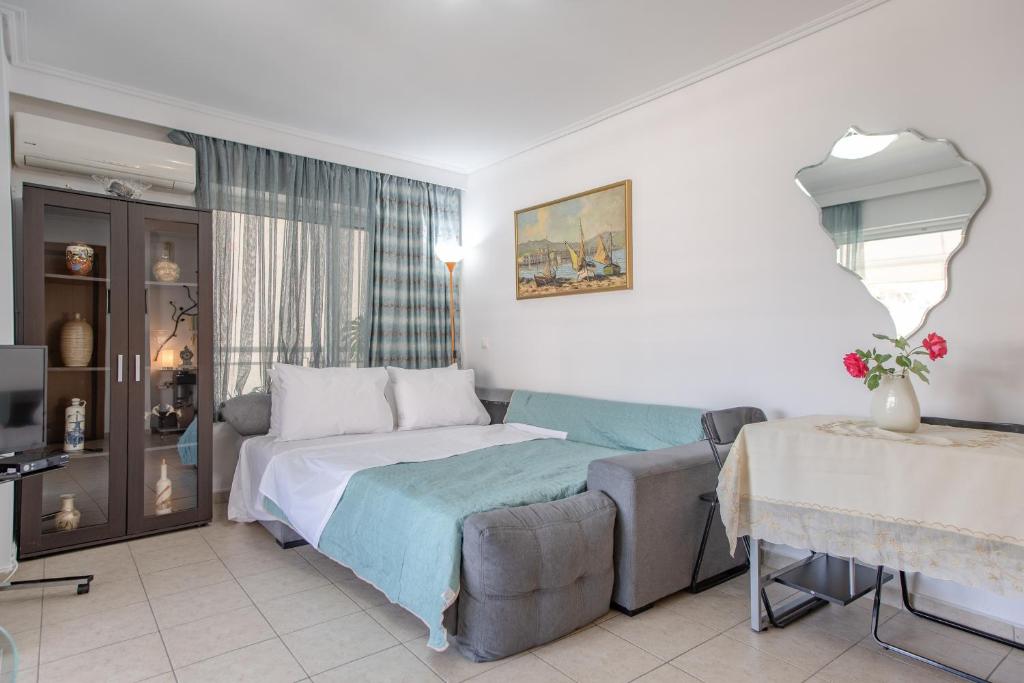 sypialnia z łóżkiem i kanapą w obiekcie Flat w. Parking next to Flisvos Marina & SNFCC w Atenach