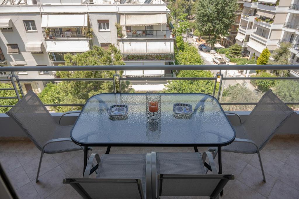 Balkon lub taras w obiekcie Flat w. Parking next to Flisvos Marina & SNFCC