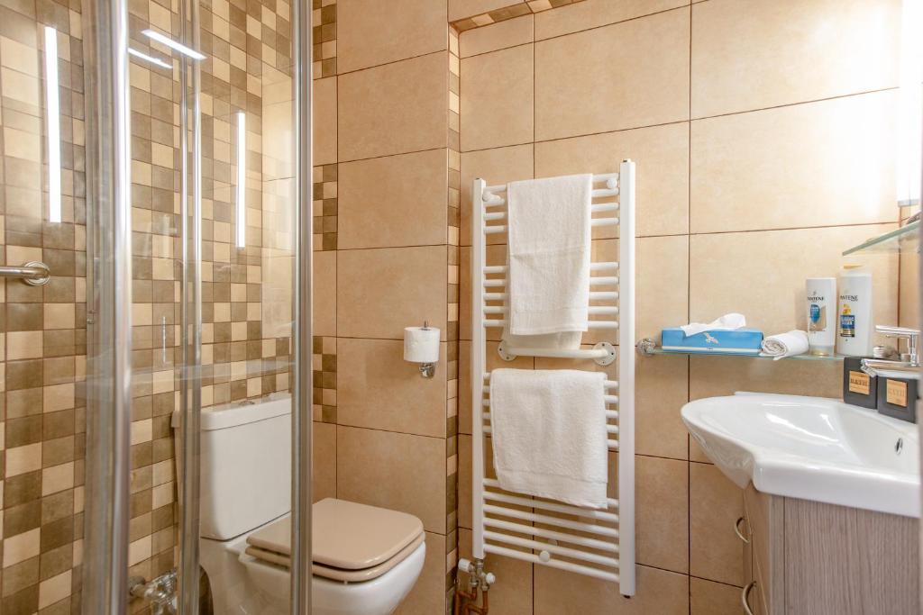 łazienka z toaletą i umywalką w obiekcie Flat w. Parking next to Flisvos Marina & SNFCC w Atenach
