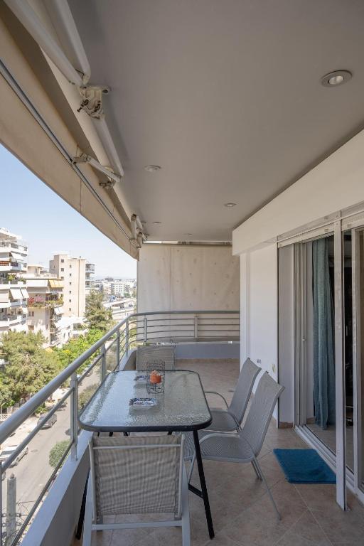Balkon lub taras w obiekcie Flat w. Parking next to Flisvos Marina & SNFCC