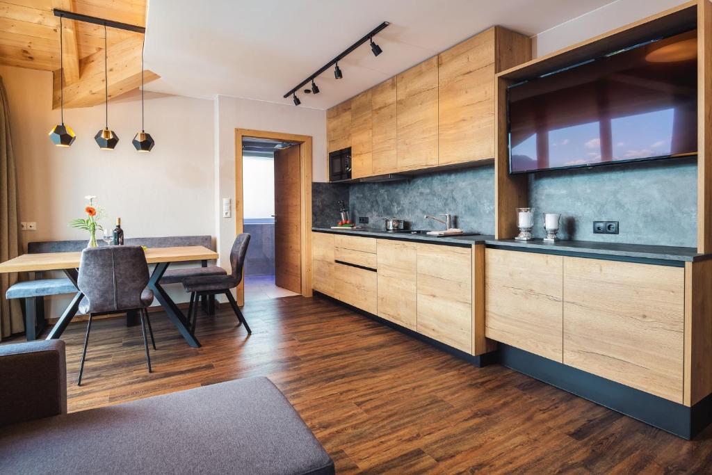 Kuchyň nebo kuchyňský kout v ubytování Hotel Alpenroyal