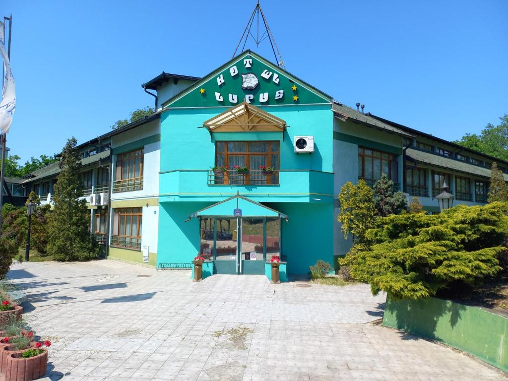 un edificio con un edificio azul en Garni Hotel Lupus, en Kanjiža