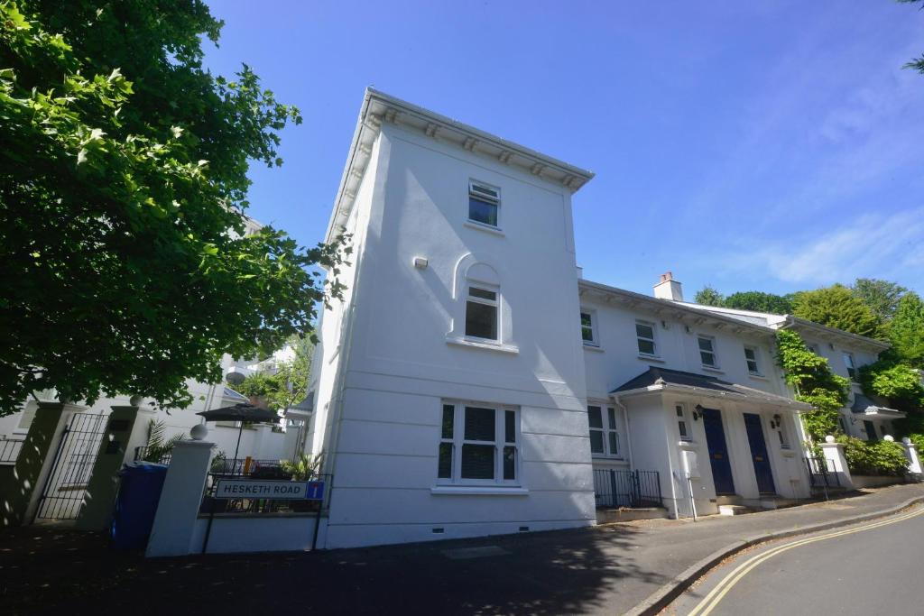 a white building on the side of a street at TorquayTownhouse with Hot Tub 200m from Beach - Free WiFi Sky Glass in Torquay