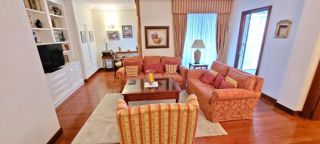 sala de estar con 2 sofás y TV en Apartamento Lujo WiFi Algorta Getxo en Getxo