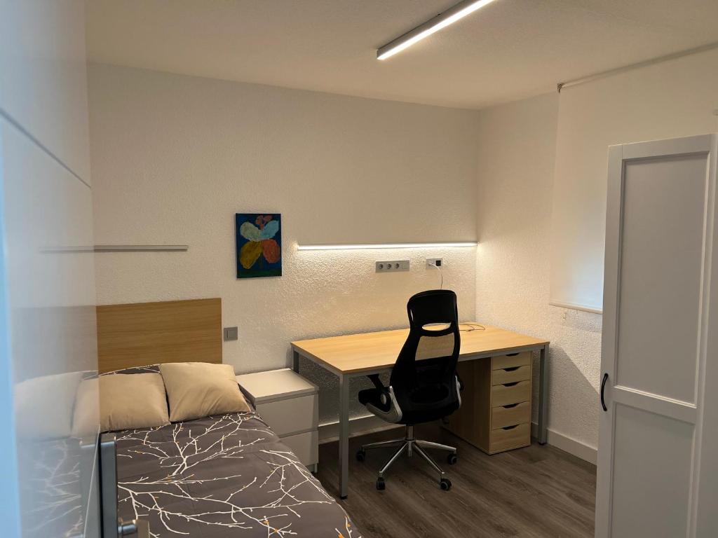 a bedroom with a desk and a bed and a desk chair at Habitación individual con baño compartido, Pozuelo, casa Boutique in Pozuelo de Alarcón