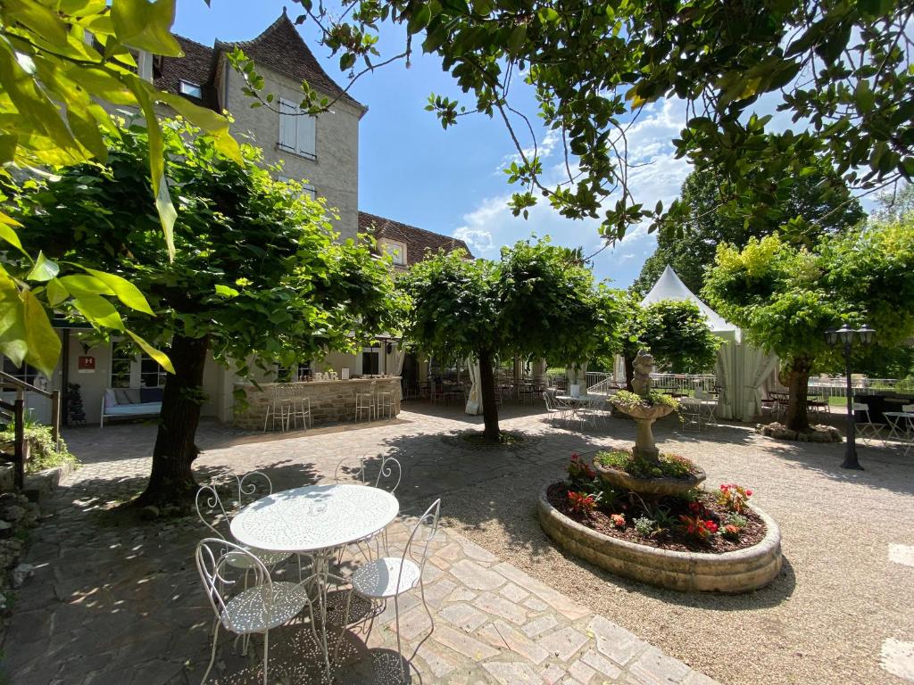 Zahrada ubytování Logis Hôtels - Hôtel Restaurant Domaine Les Falaises
