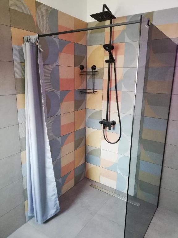 Kúpeľňa v ubytovaní NiMaRo apartman, Okrug Gornji