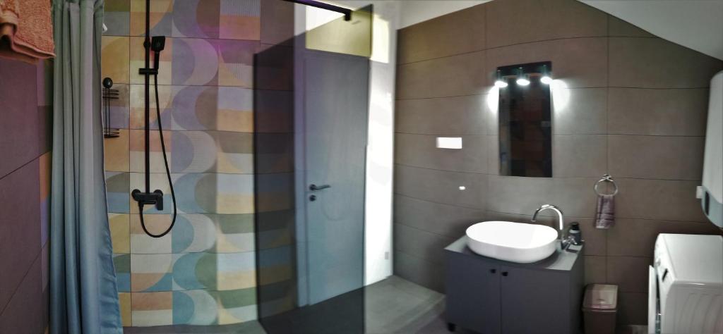 Kúpeľňa v ubytovaní NiMaRo apartman, Okrug Gornji