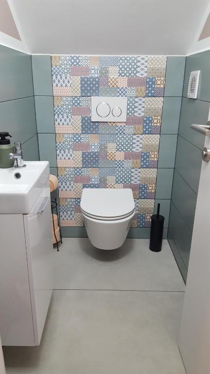 Kúpeľňa v ubytovaní NiMaRo apartman, Okrug Gornji