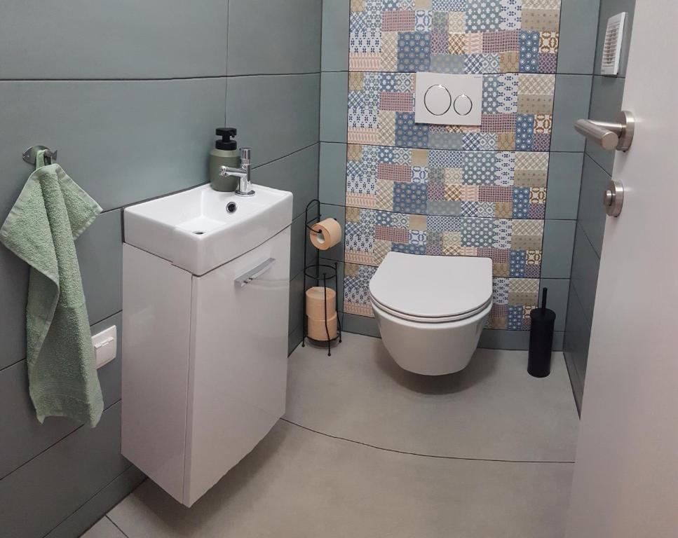 Kúpeľňa v ubytovaní NiMaRo apartman, Okrug Gornji