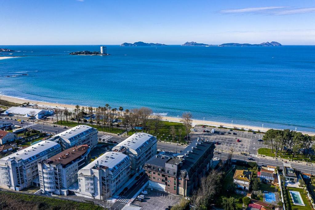 una vista aérea de la ciudad y el océano en Samil Apartment, primera línea de playa con Wifi y Garaje en Vigo