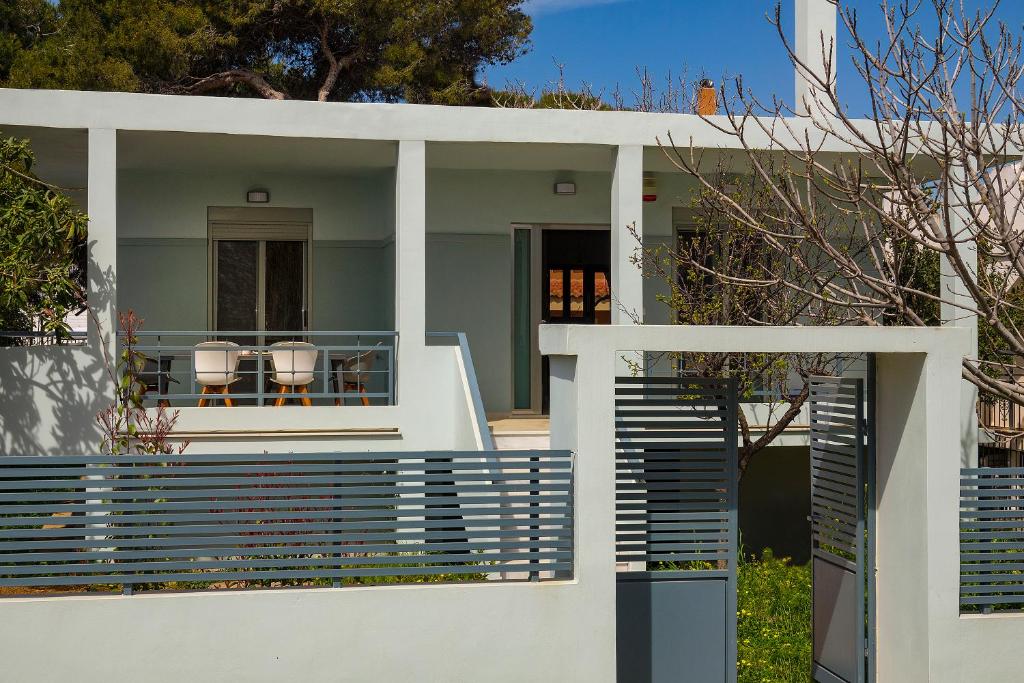 una foto di una casa con balcone di ELEGANT BEACH HOUSE a Artemida