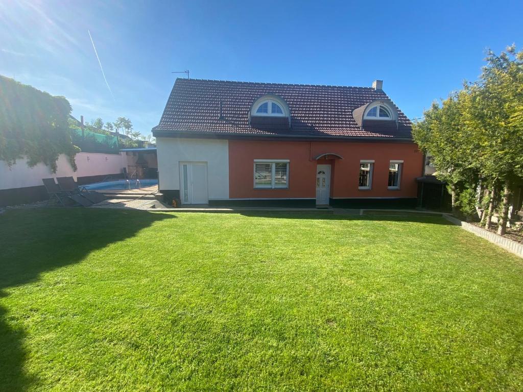 Budova, kde se vila nachází