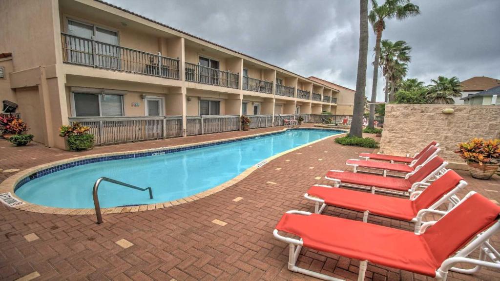 een zwembad met ligstoelen en een hotel bij DOLPHIN 23 condo in South Padre Island
