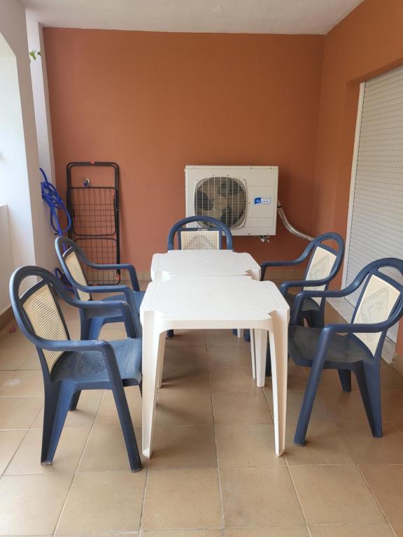 Fotografie z fotogalerie ubytování Bajo coqueto con terraza y piscina privada cerca de la playa! v destinaci Vera