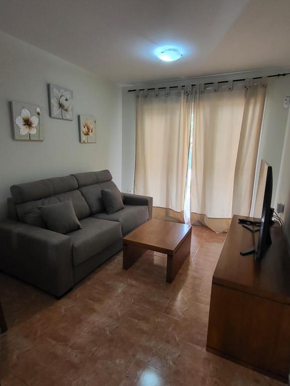 Fotografie z fotogalerie ubytování Bajo coqueto con terraza y piscina privada cerca de la playa! v destinaci Vera