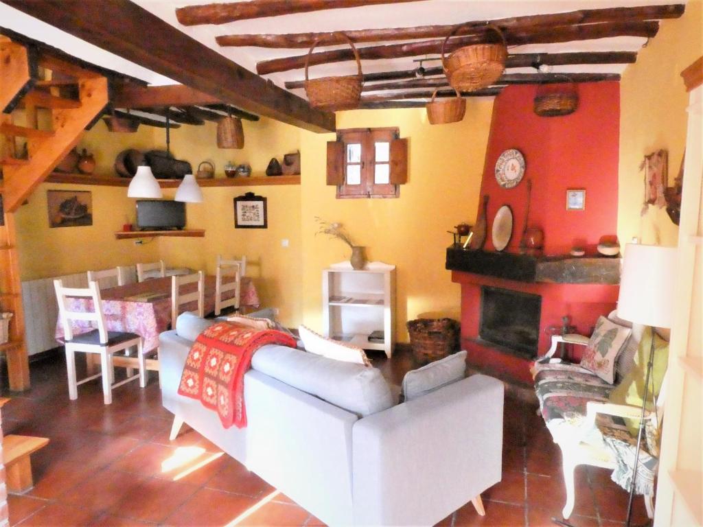 sala de estar con sofá y chimenea en Casasdetrevijano Cañon del rio leza, en Soto en Cameros