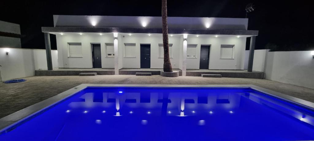 Bazén v ubytování Apartamentos La Playa nebo v jeho okolí