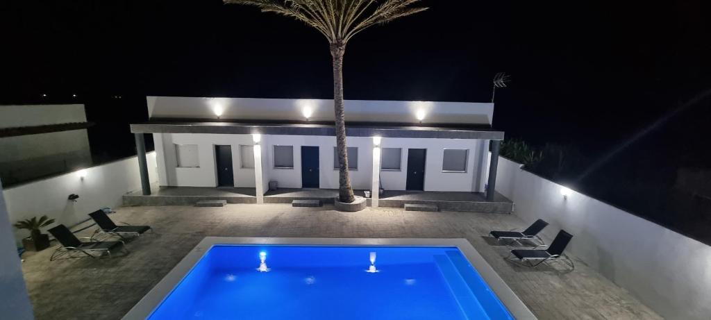 Bazén v ubytování Apartamentos La Playa nebo v jeho okolí
