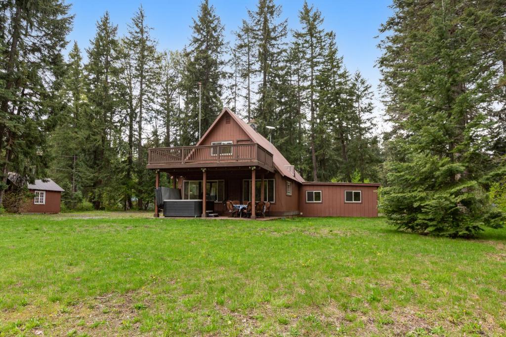 ein Haus mitten auf einem Feld in der Unterkunft Riverfront Retreat at Lavender Lake in Pine Glen