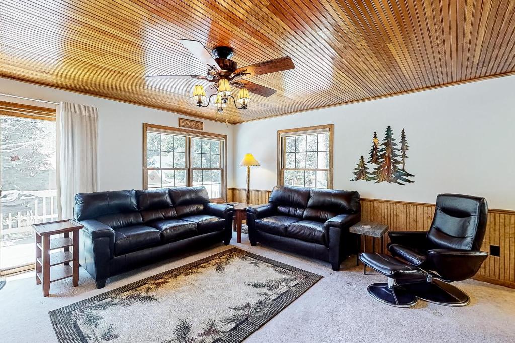 Rocky Mountain Retreat on the River - Housity