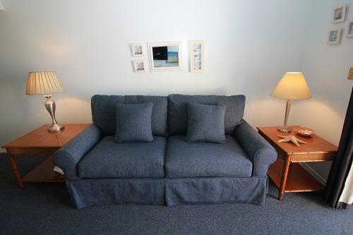Sofá azul en la sala de estar con 2 lámparas en Sugar Beach 355 condo, en Gulf Shores
