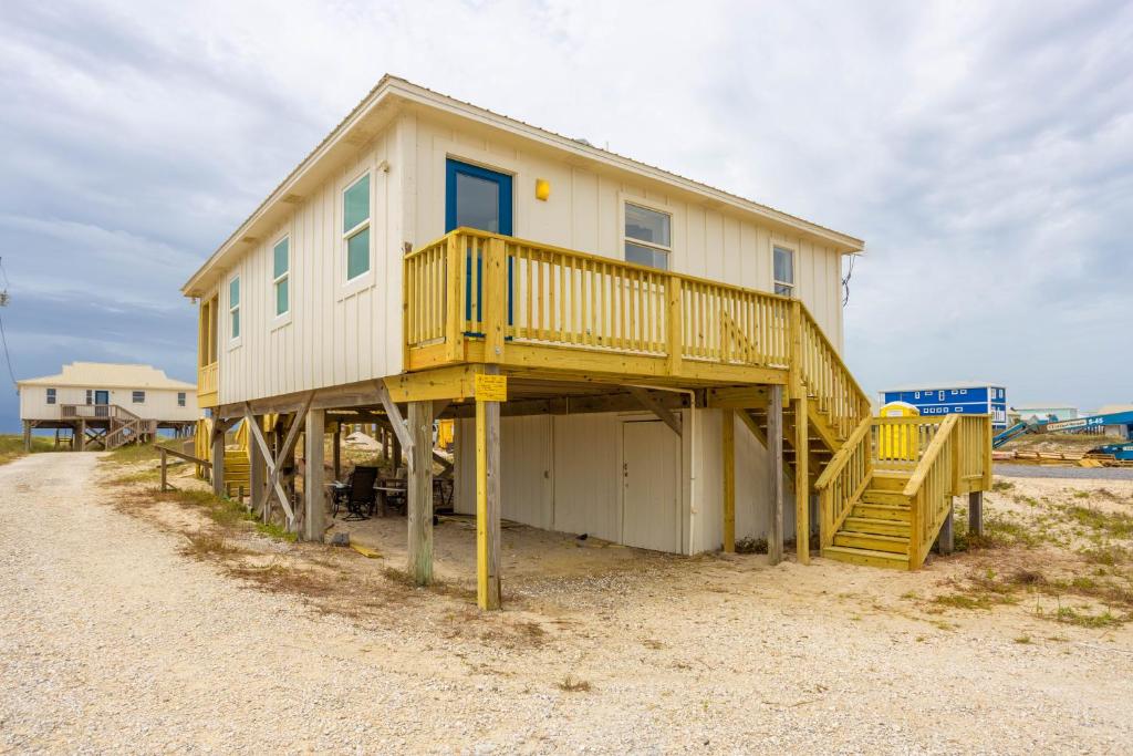 une maison avec une grande terrasse sur une plage dans l'établissement Salty Air, à Gulf Shores