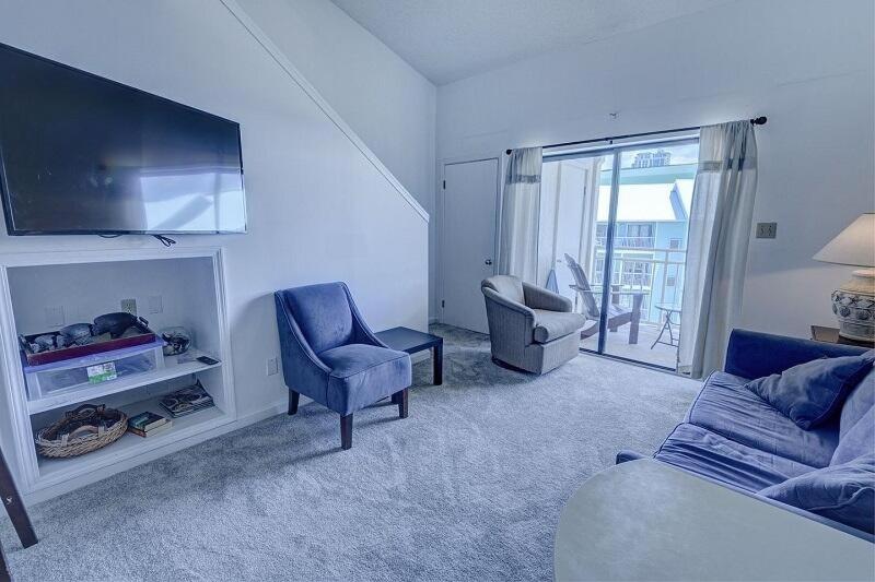 een woonkamer met een bank en een flatscreen-tv bij Sugar Beach 323 condo in Gulf Shores