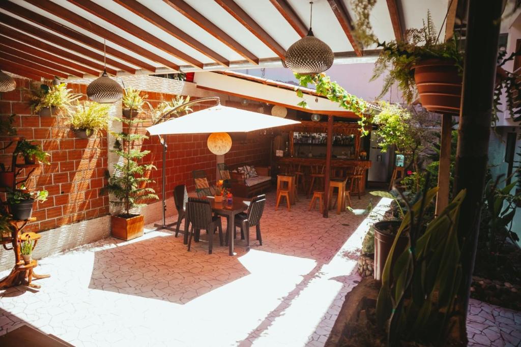 une terrasse avec une table et un parasol dans l'établissement Hospedaje Garcilazo, à Yurimaguas