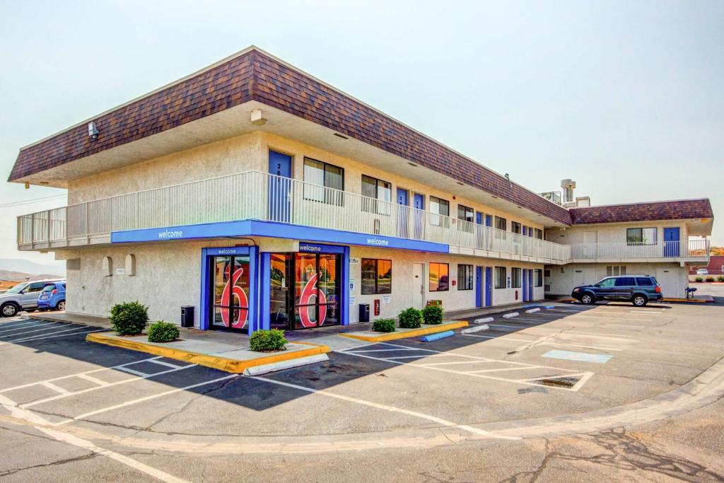 un hôtel avec un parking en face dans l'établissement Motel 6 Saint George, UT, à Saint George