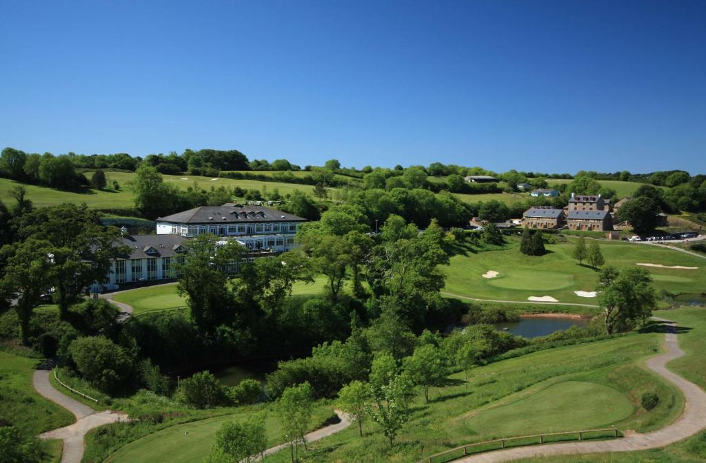 ダートマスにあるBest Western The Dartmouth Hotel, Golf & Spaのリゾートのゴルフコースの空中を望めます。
