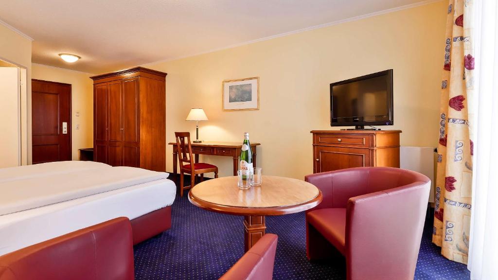 Postel nebo postele na pokoji v ubytování Dorint MARC AUREL Spa & Golf Resort