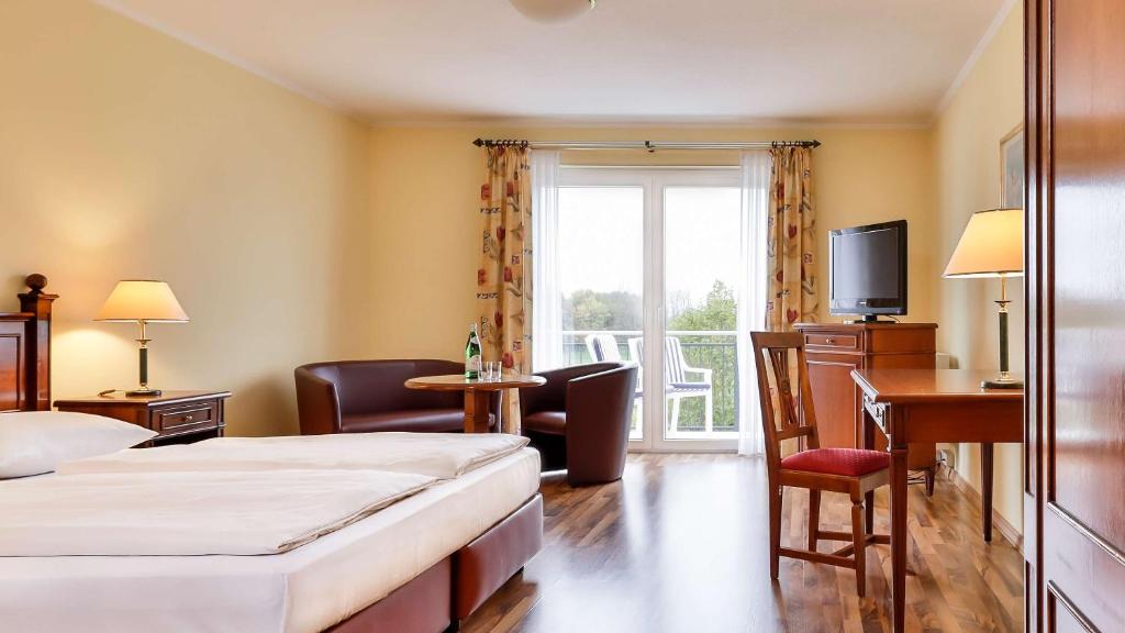 Postel nebo postele na pokoji v ubytování Dorint MARC AUREL Spa & Golf Resort