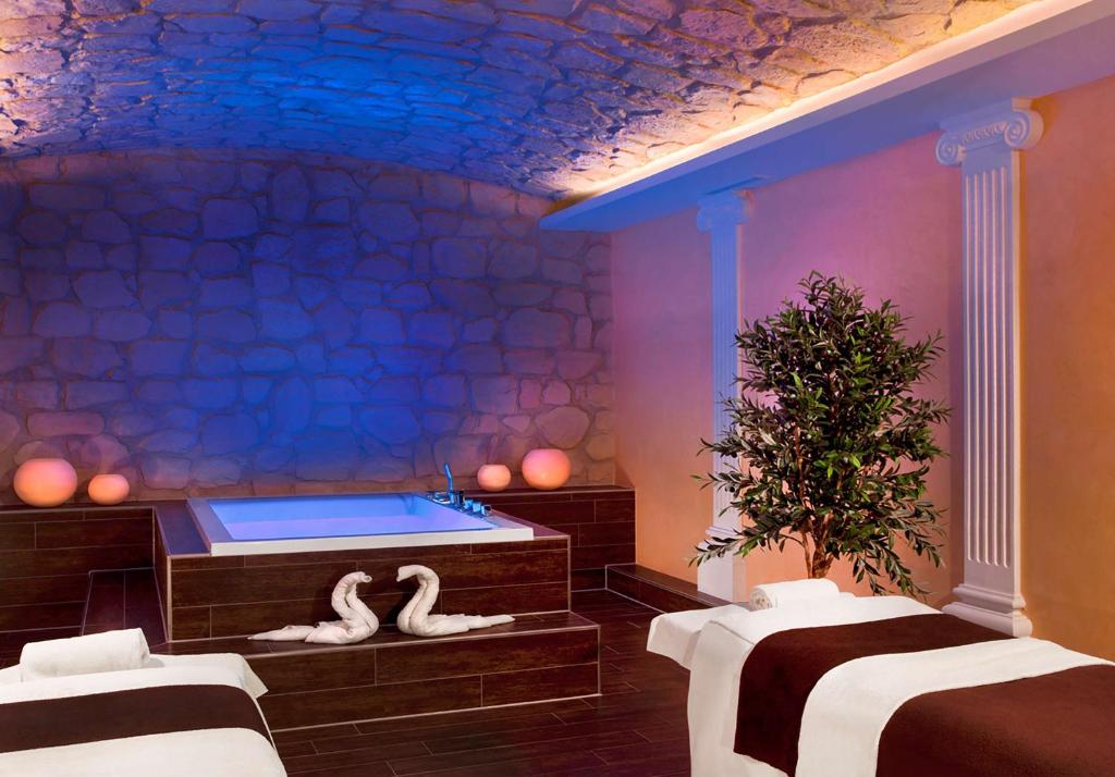 Postel nebo postele na pokoji v ubytování Dorint MARC AUREL Spa & Golf Resort