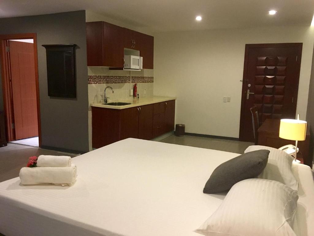 Postel nebo postele na pokoji v ubytování Curacao Suites Hotel