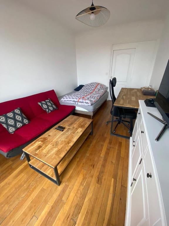TV a/nebo společenská místnost v ubytování Chambre cosy et proche des sites Olympiques