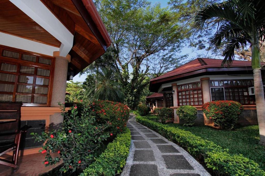 uma casa com uma passagem ao lado de um edifício em Acacia Playa Hermosa em Playa Hermosa