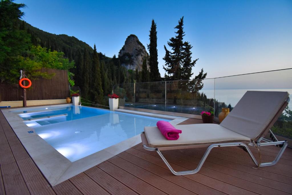Bazén v ubytování Casa Tramonto Beach View Agios Gordios Corfu nebo v jeho okolí