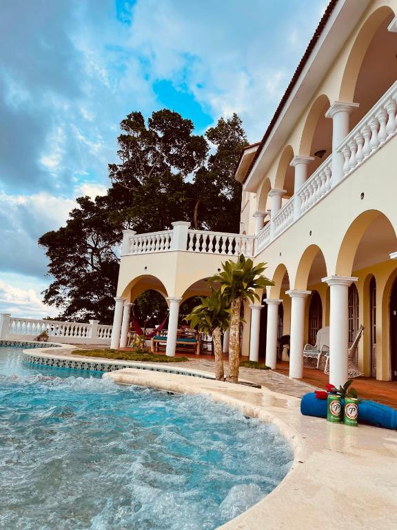 Bazén v ubytování El Castillo Tropical nebo v jeho okolí