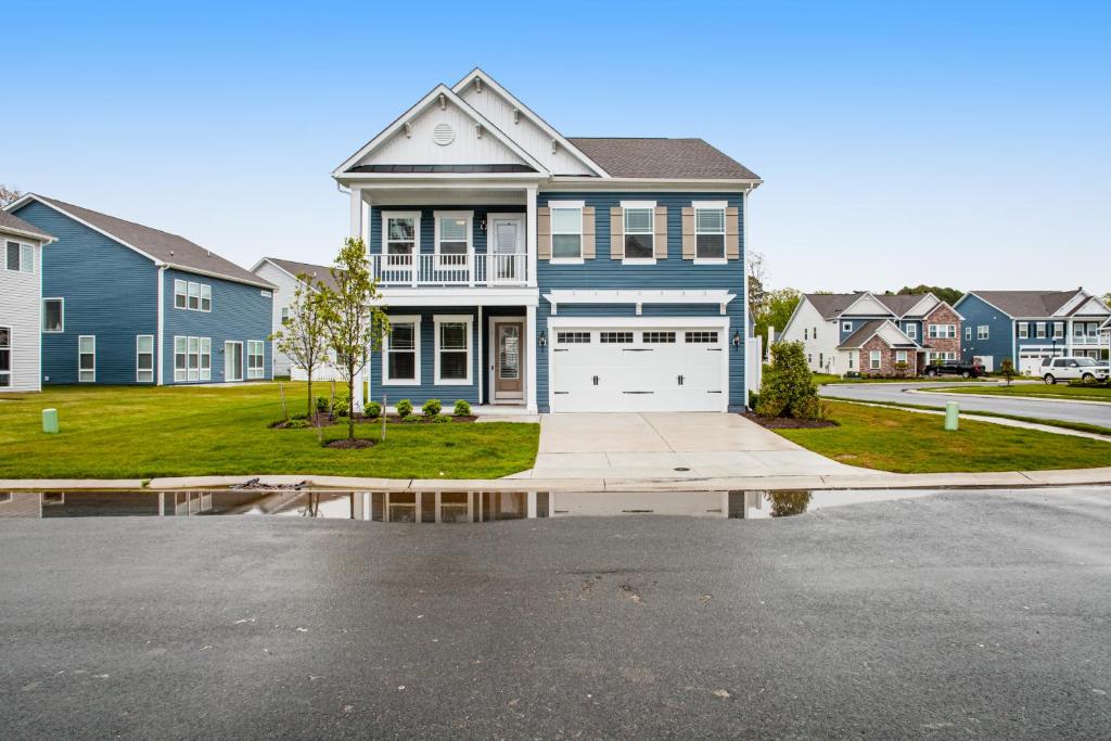 una casa con una casa azul y blanca en Ocean View Beach Club --- 2 Middlesex Drive, en Frankford