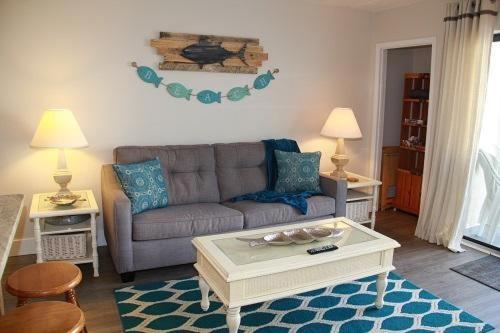 sala de estar con sofá y mesa de centro en Sugar Beach 133 condo, en Gulf Shores